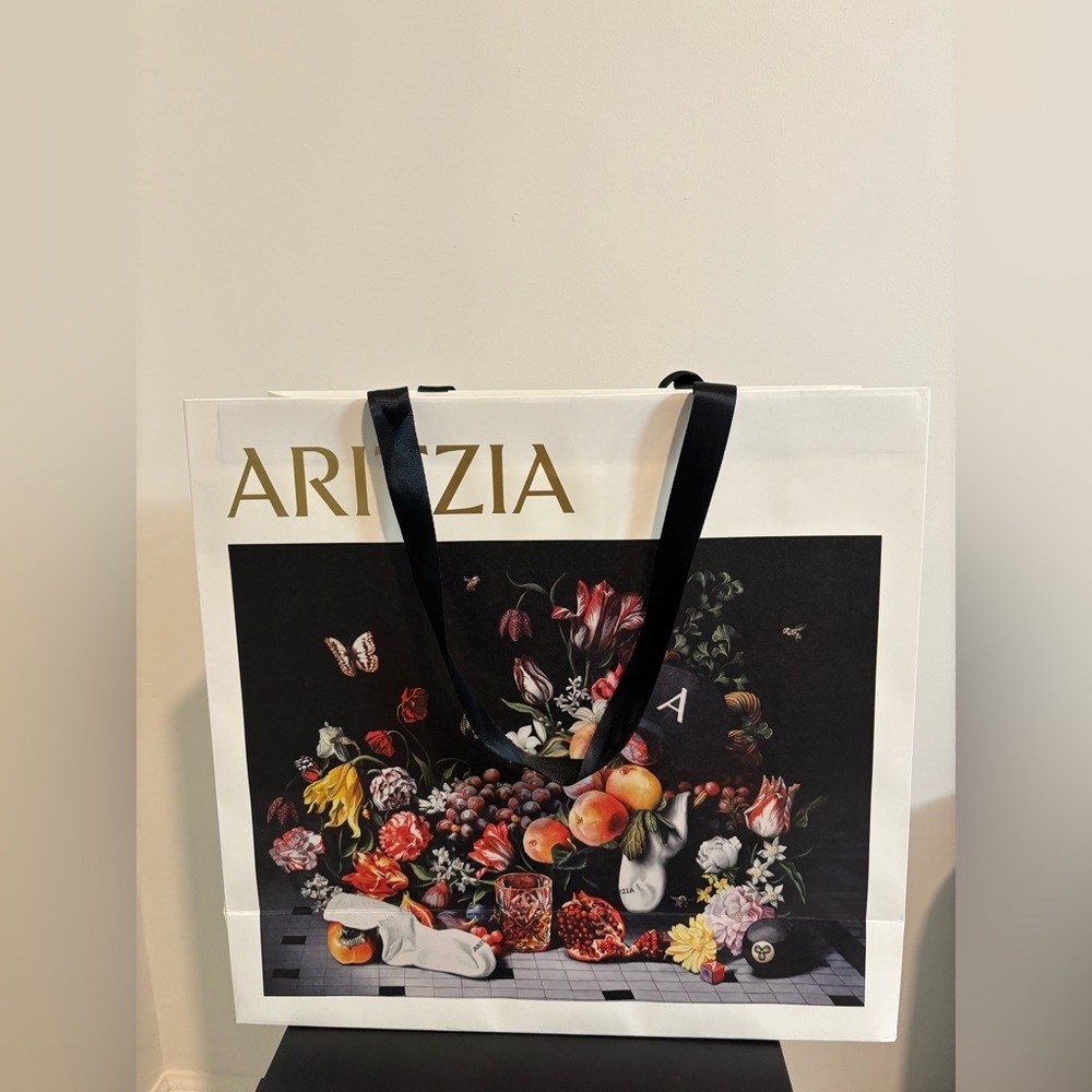 Aritzia gift bag - Picture 3 of 6